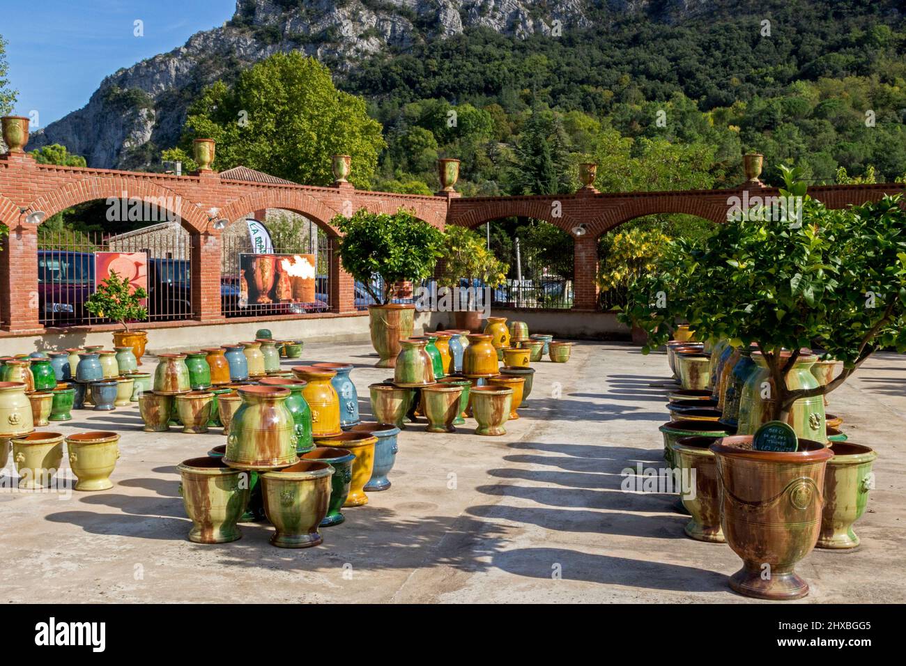 Showroom and sale of the glazed terracotta pottery factory, including the traditional Anduze Vase. The children of Boisset (since 1610). Anduze, Occitanie, France Stock Photo