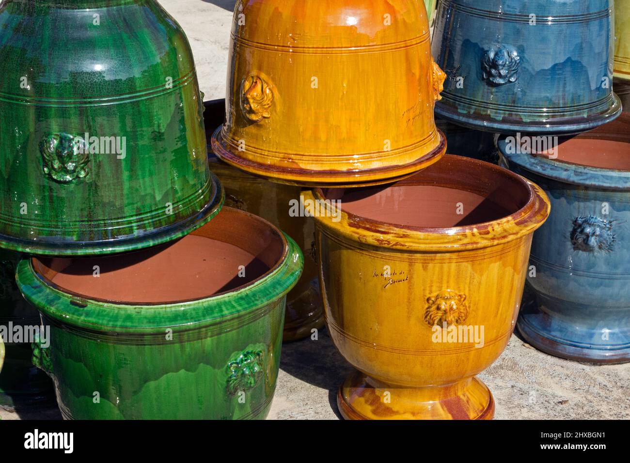 Showroom and sale of the glazed terracotta pottery factory, including the traditional Anduze Vase. The children of Boisset (since 1610). Anduze, Occitanie, France Stock Photo