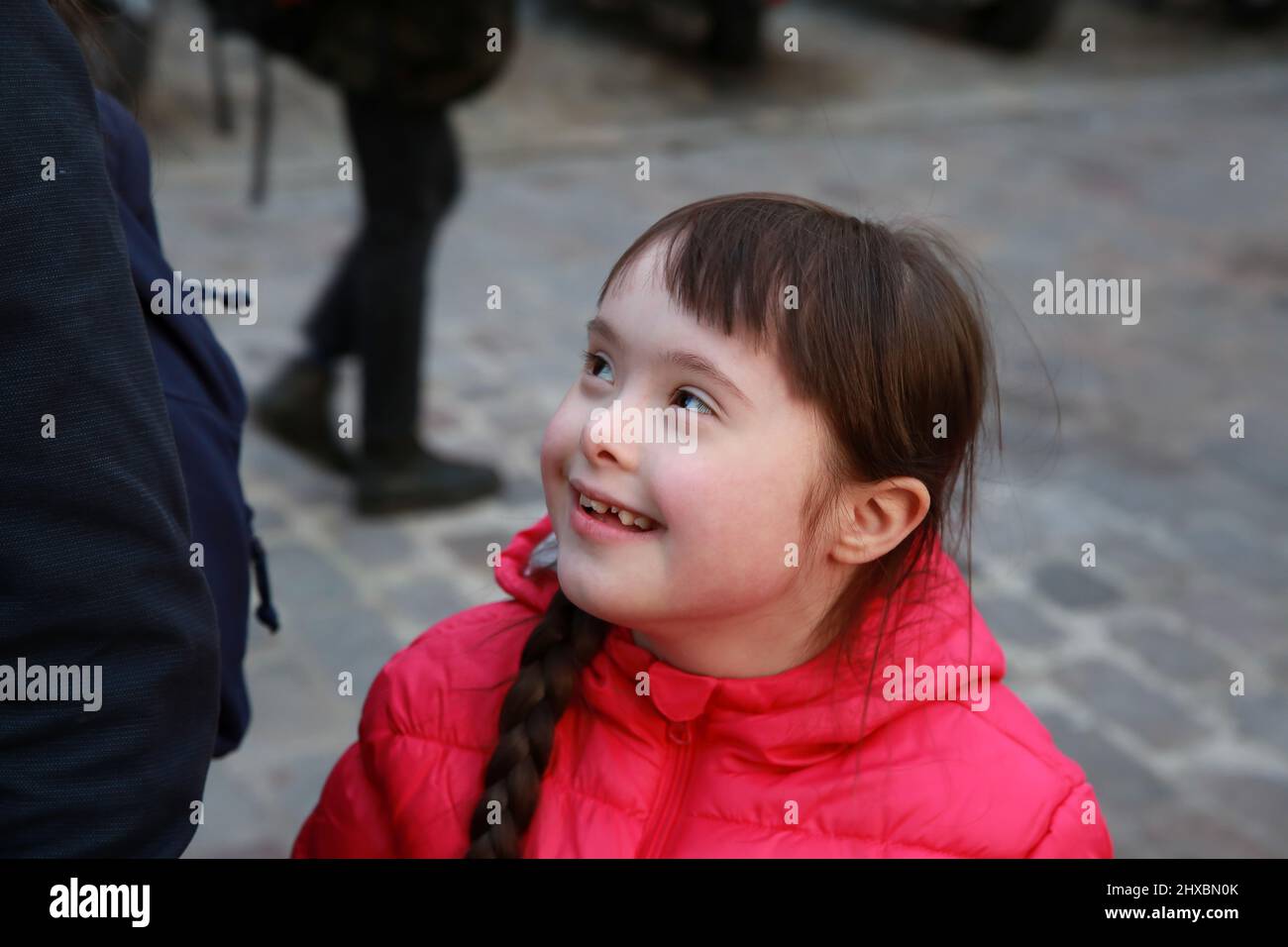 Portrait of little girl smiling outside Stock Photo - Alamy