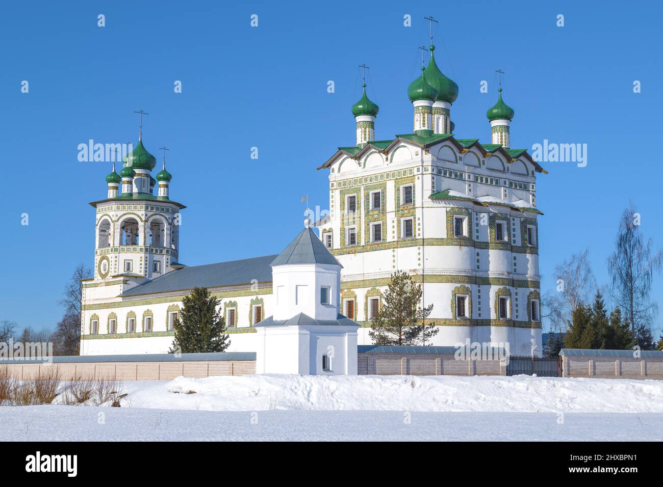 Church of St. John the Theologian with a refectory (1698) of the Nikolo-Vyazhishchsky nunnery on a sunny March day. Vyazhishi, Novgorod region. Russia Stock Photo