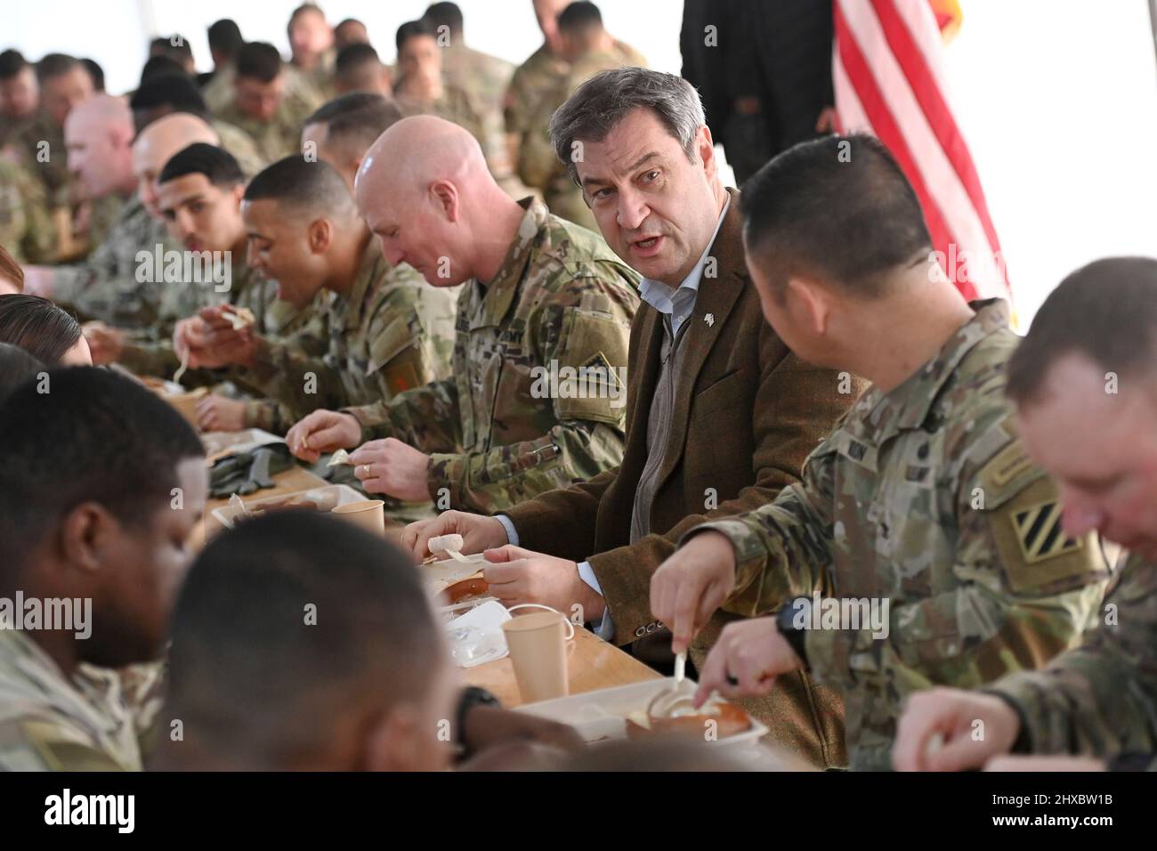 Grafenwoehr, Germany. 11th Mar, 2022. Markus SOEDER (Prime Minister of Bavaria and CSU Chairman) speaks to American soldiers on the occasion of a Weisswurst meal, Bavarian Weisswurst Fruehstueck Prime Minister Dr. Markus Soeder visits the US military training area Grafenwoehr, headquarters of the 7th Army Training Command on March 11th, 2022. Credit: dpa picture alliance/Alamy Live News Stock Photo