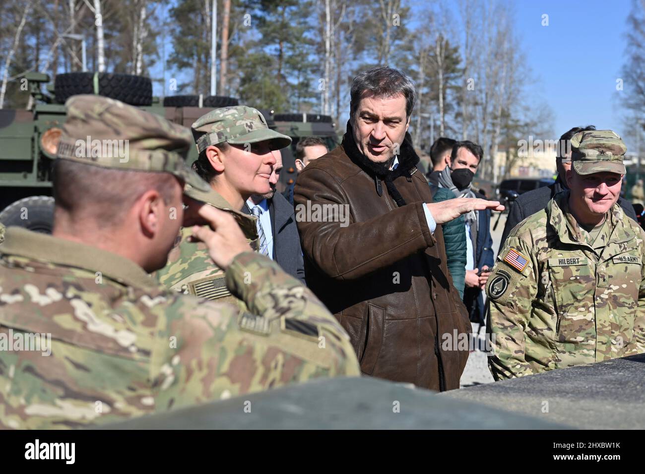 Grafenwoehr, Germany. 11th Mar, 2022. Markus SOEDER (Prime Minister of Bavaria and CSU Chairman) in conversation with US soldiers. Prime Minister Dr. Markus Soeder visits the US military training area Grafenwoehr, headquarters of the 7th Army Training Command on March 11th, 2022. Credit: dpa picture alliance/Alamy Live News Stock Photo