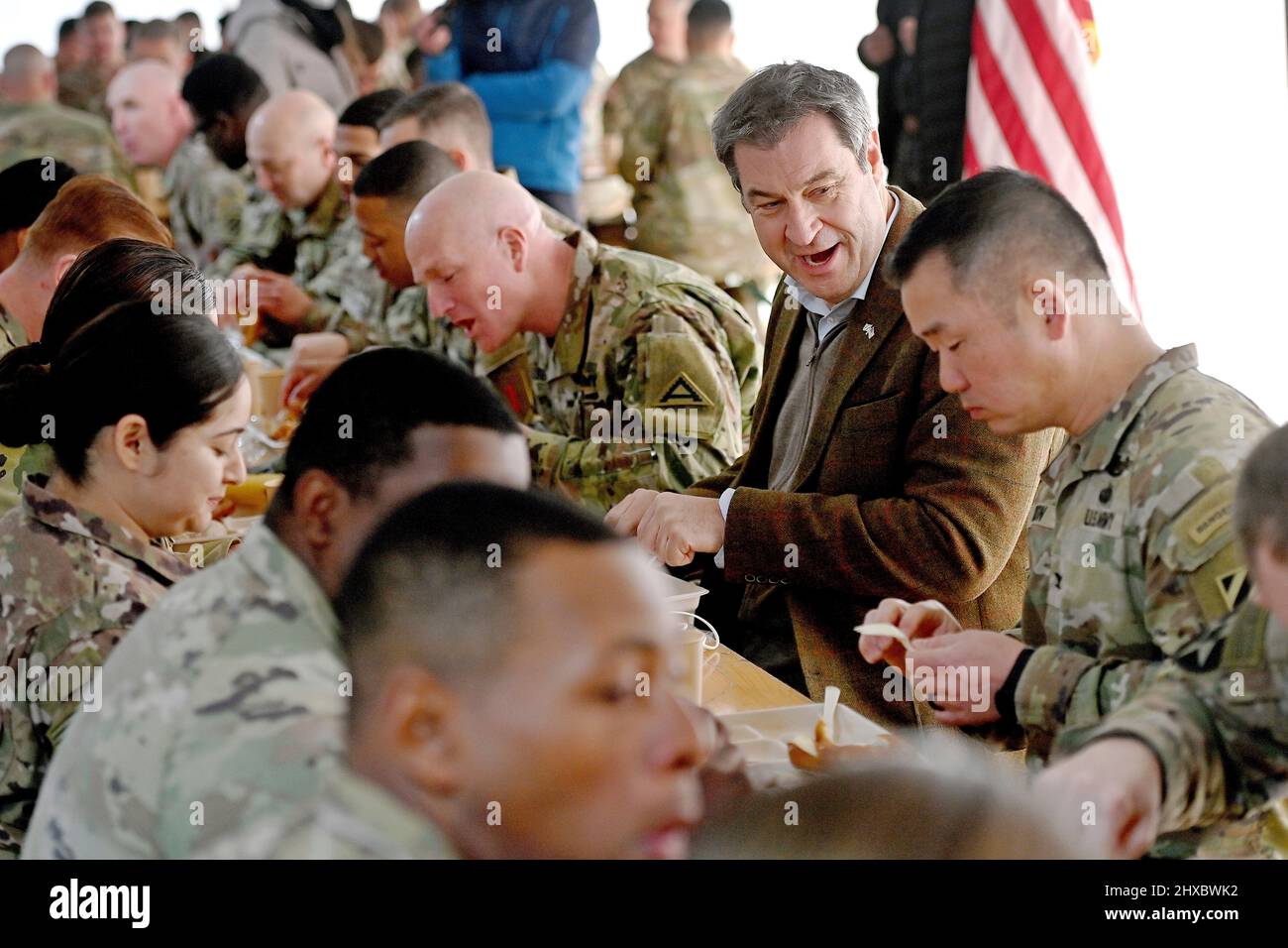 Grafenwoehr, Germany. 11th Mar, 2022. Markus SOEDER (Prime Minister of Bavaria and CSU Chairman) speaks to American soldiers on the occasion of a Weisswurst meal, Bavarian Weisswurst Fruehstueck Prime Minister Dr. Markus Soeder visits the US military training area Grafenwoehr, headquarters of the 7th Army Training Command on March 11th, 2022. Credit: dpa picture alliance/Alamy Live News Stock Photo