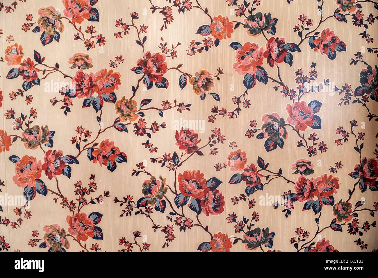 Vintage red flower wallpaper. vintage kitsch background Stock Photo - Alamy