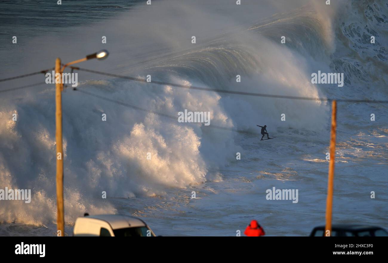 Andrew Cotton GBR Big wave surfen Bigwave surfing am Praia do Norte Nazare Portugal   © diebilderwelt / Alamy Stock Stock Photo
