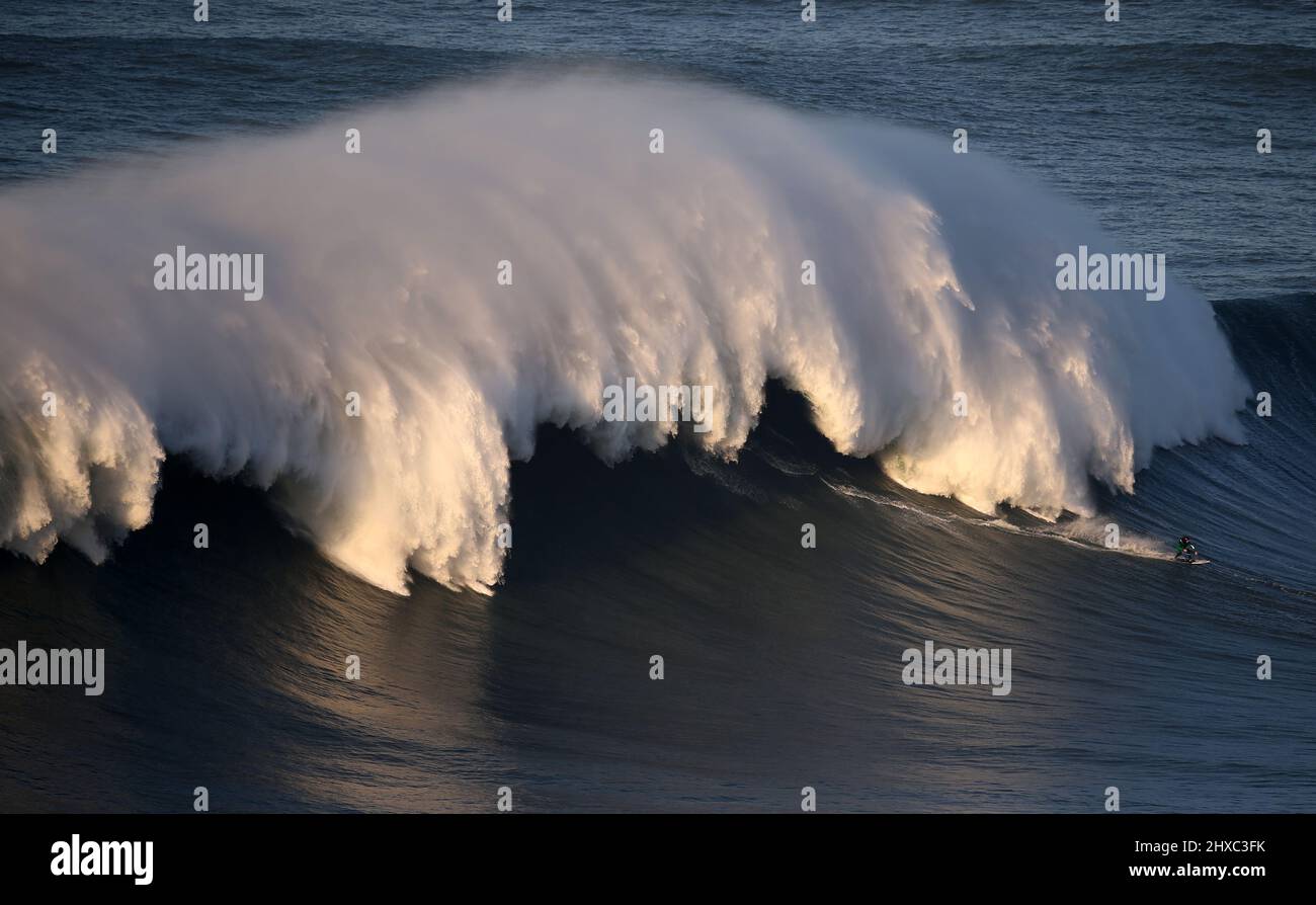 Andrew Cotton GBR Big wave surfen Bigwave surfing am Praia do Norte Nazare Portugal   © diebilderwelt / Alamy Stock Stock Photo