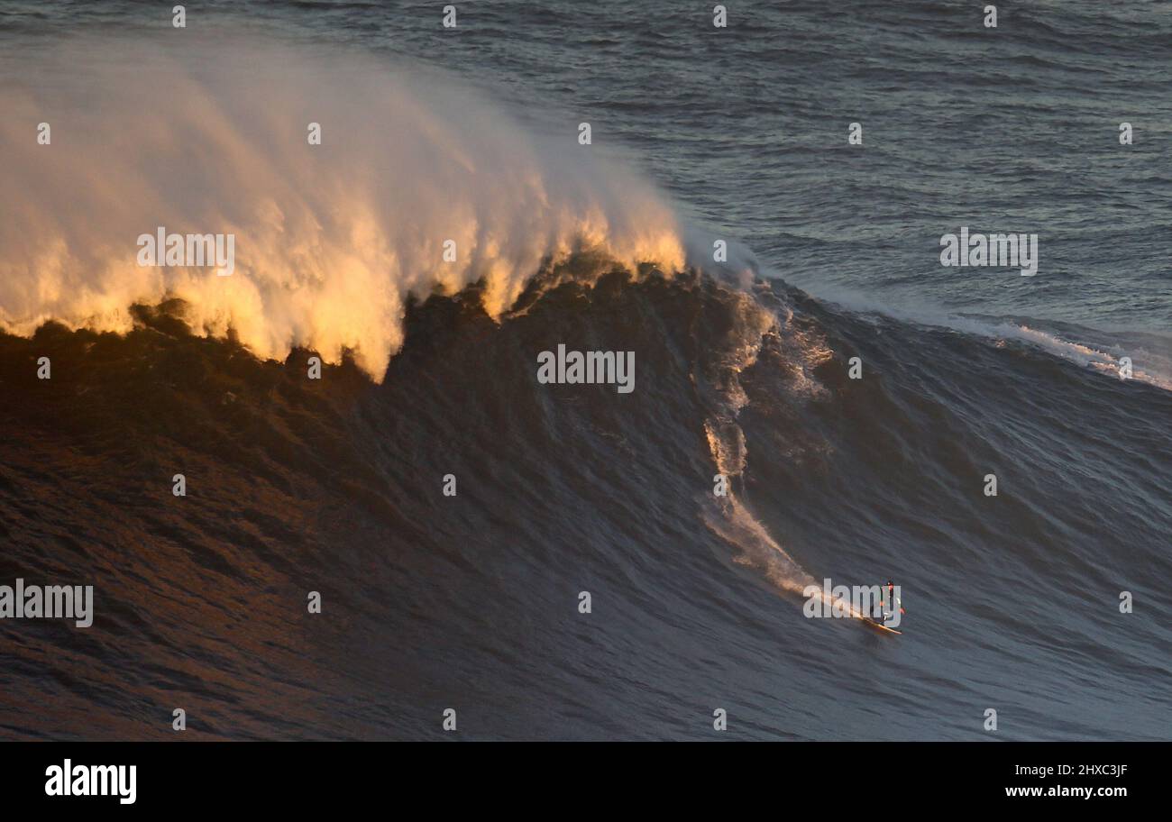 Andrew Cotton ( Great Britain ) Big Waves Surfen Wellenreiten am Strand von Nazare Praia do Norte  © diebilderwelt / Alamy Stock Stock Photo