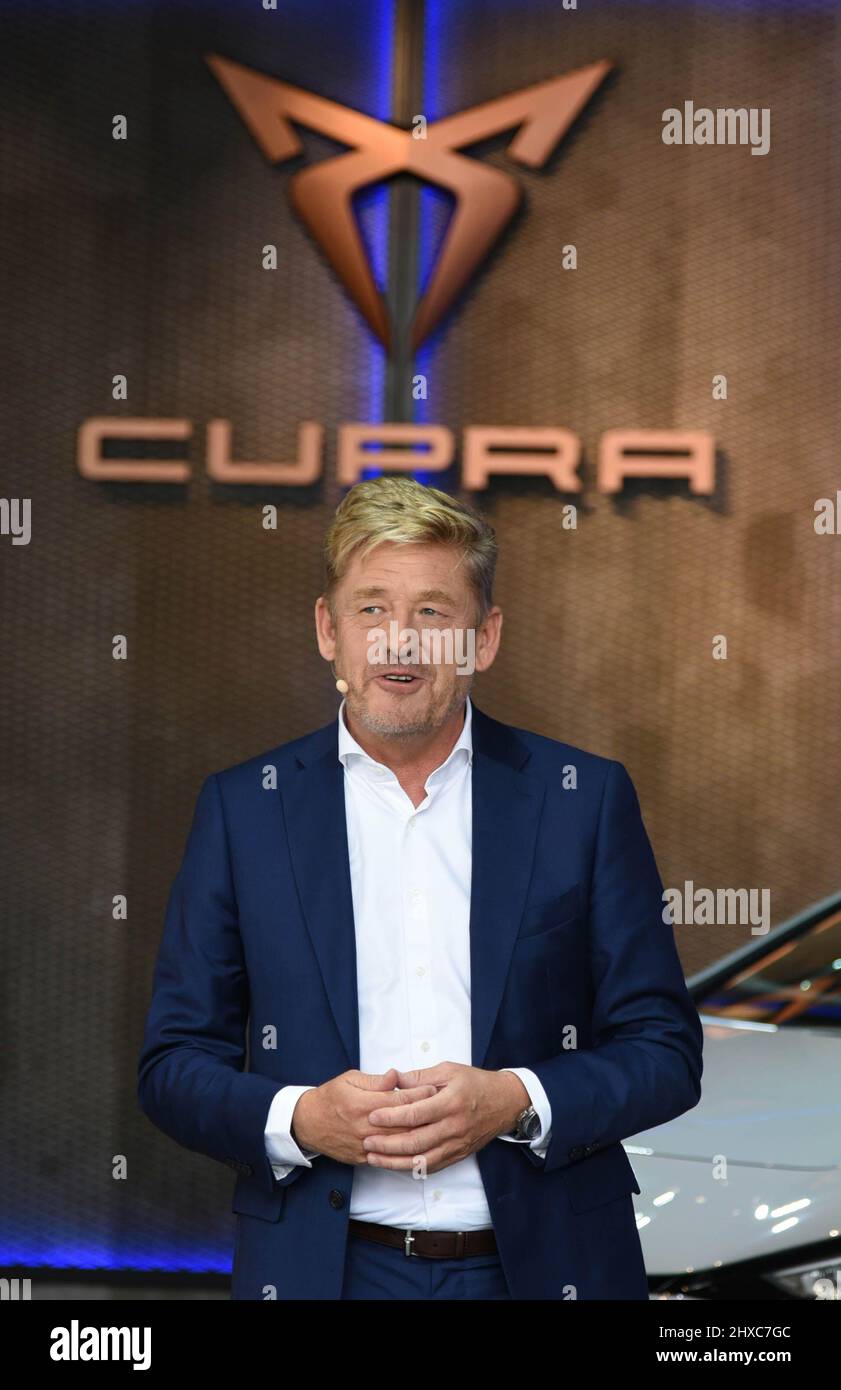 Barcelona, Spain. 5th Jan, 2022. CEO of SEAT and CUPRA, Wayne Griffiths speaks during the presentation of the new Cupra Born 100% electric car at Auto show (SalÃ³n del automÃ³vil) in Barcelona. CEO of SEAT and CUPRA, Wayne Griffiths has confirmed that he has a labor surplus of up to 2,800 workers until the year 2026 in the Martorell automobile factory where vehicles of the SEAT and CUPRA brand of Barcelona are manufactured for the manufacture of electric vehicles that need fewer hours assembly and fewer workers to do it. Of the 2,800 layoffs, the management of the companies has estimated dir Stock Photo