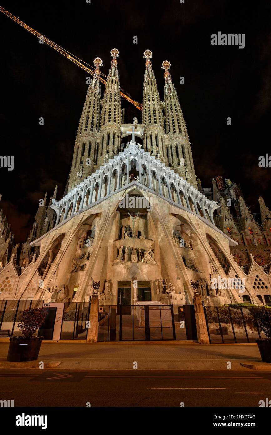 Passion Facade of the Basilica of the Sagrada Familia at night ...