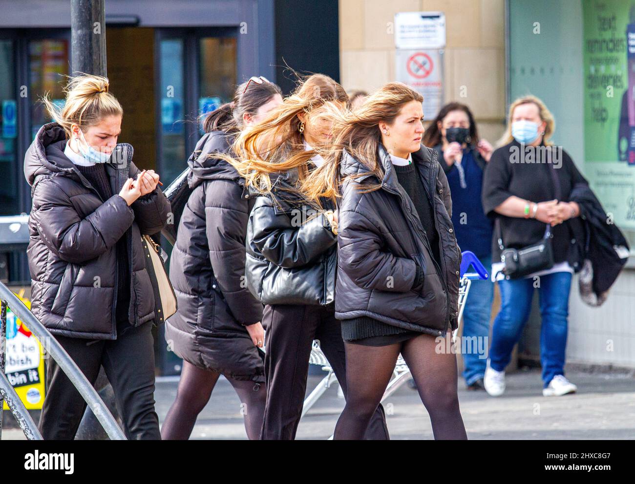 Women without facemasks hi-res stock photography and images - Alamy