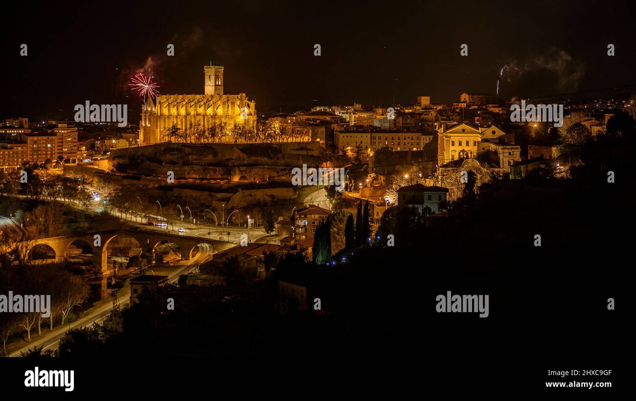 Fireworks at the Manresa 2022 Llum (Light) festival behind the Seu Cathedral (Manresa, Barcelona, Catalonia, Spain) ESP: Fuegos artificiales, Manresa Stock Photo