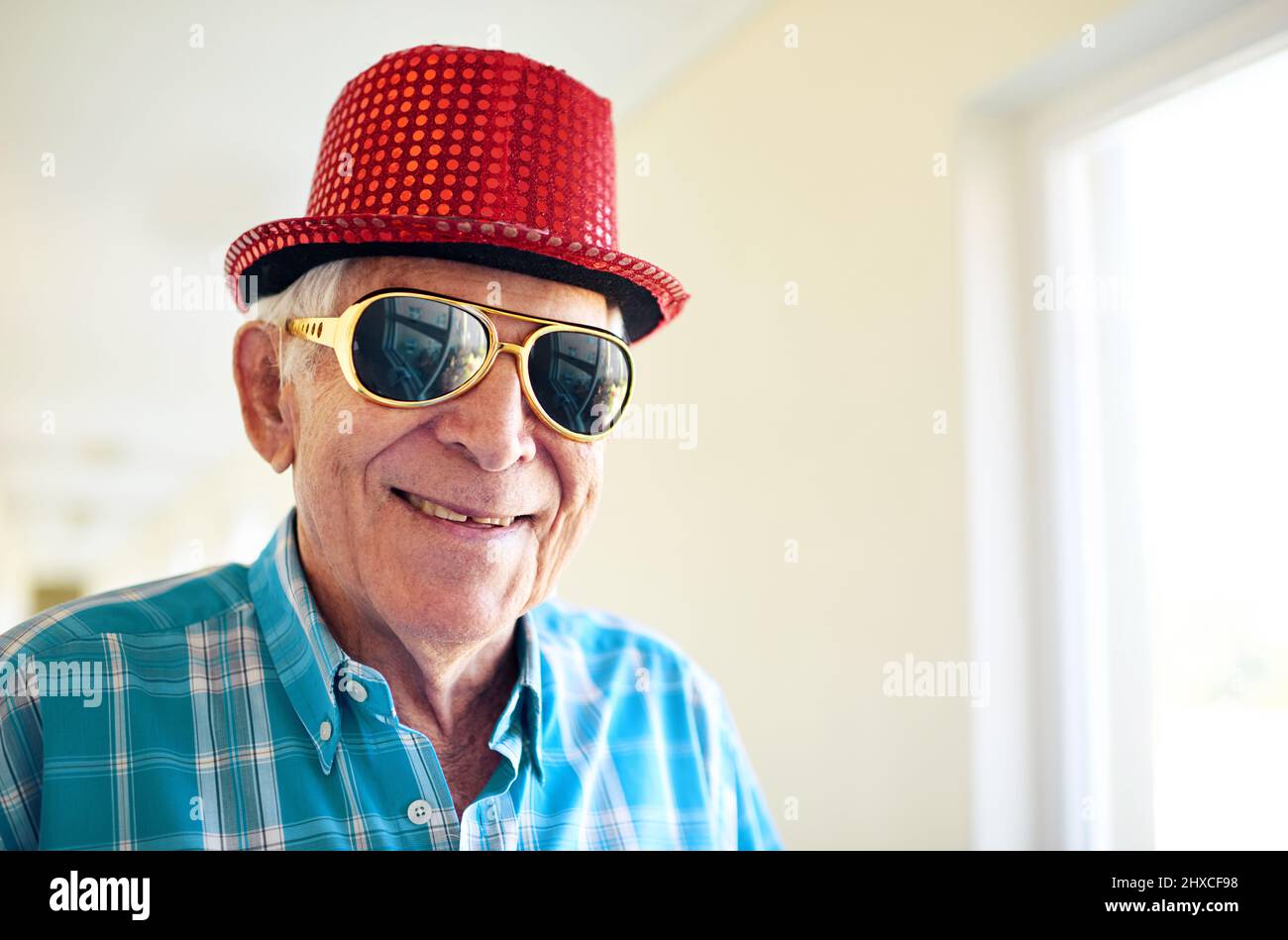 Elderly man wearing sunglasses hi-res stock photography and images