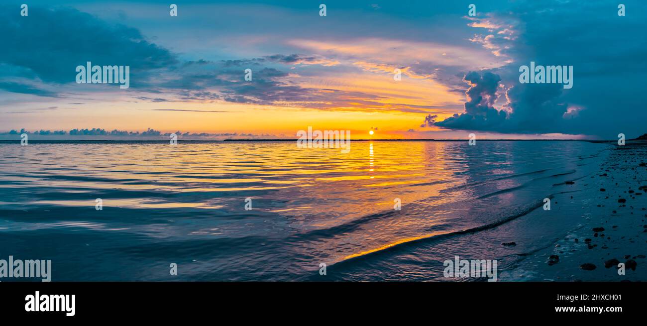 Golden natural rays hi-res stock photography and images - Alamy
