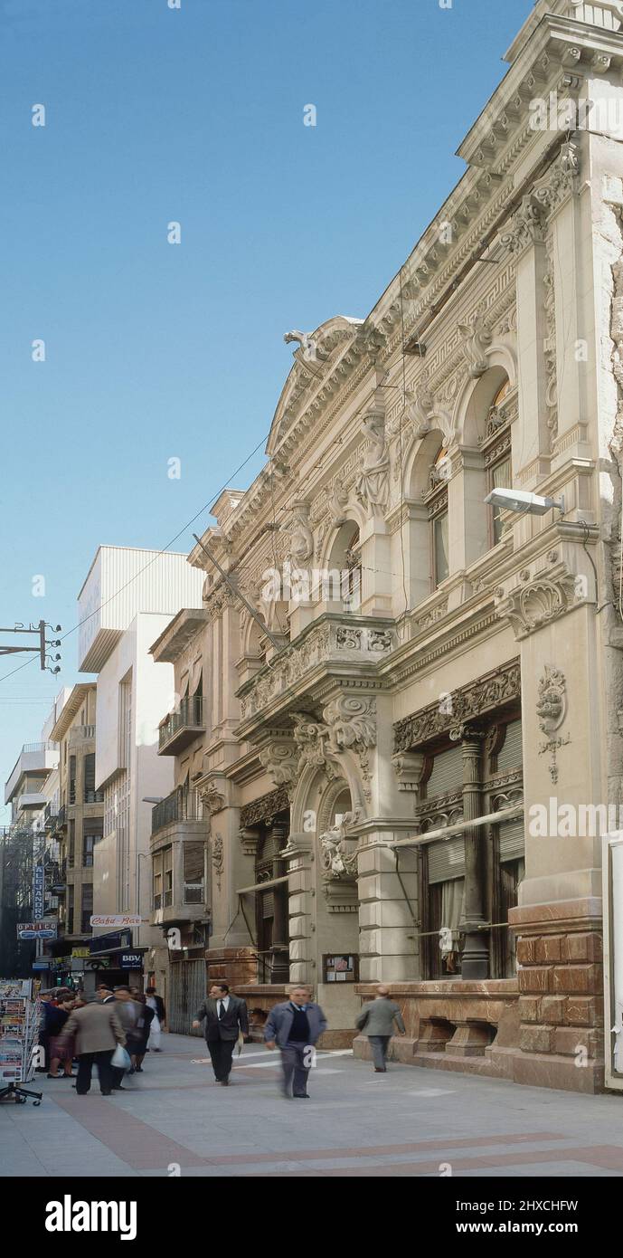 VISTA SESGADA DE LA FACHADA DEL CASINO EDIFICIO INICIADO EN 1852 Y