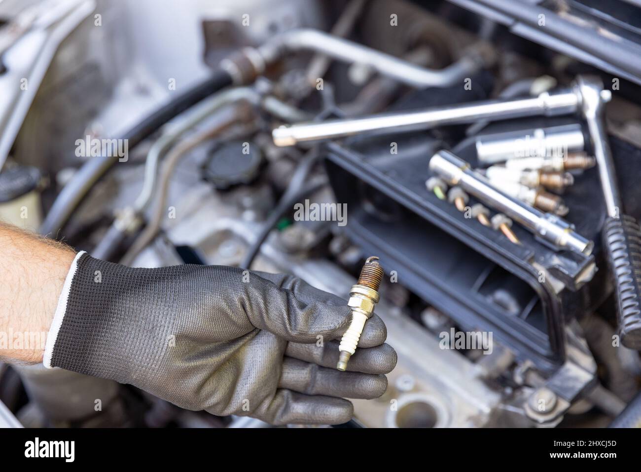 Mechanic changing car spark plugs Stock Photo Alamy