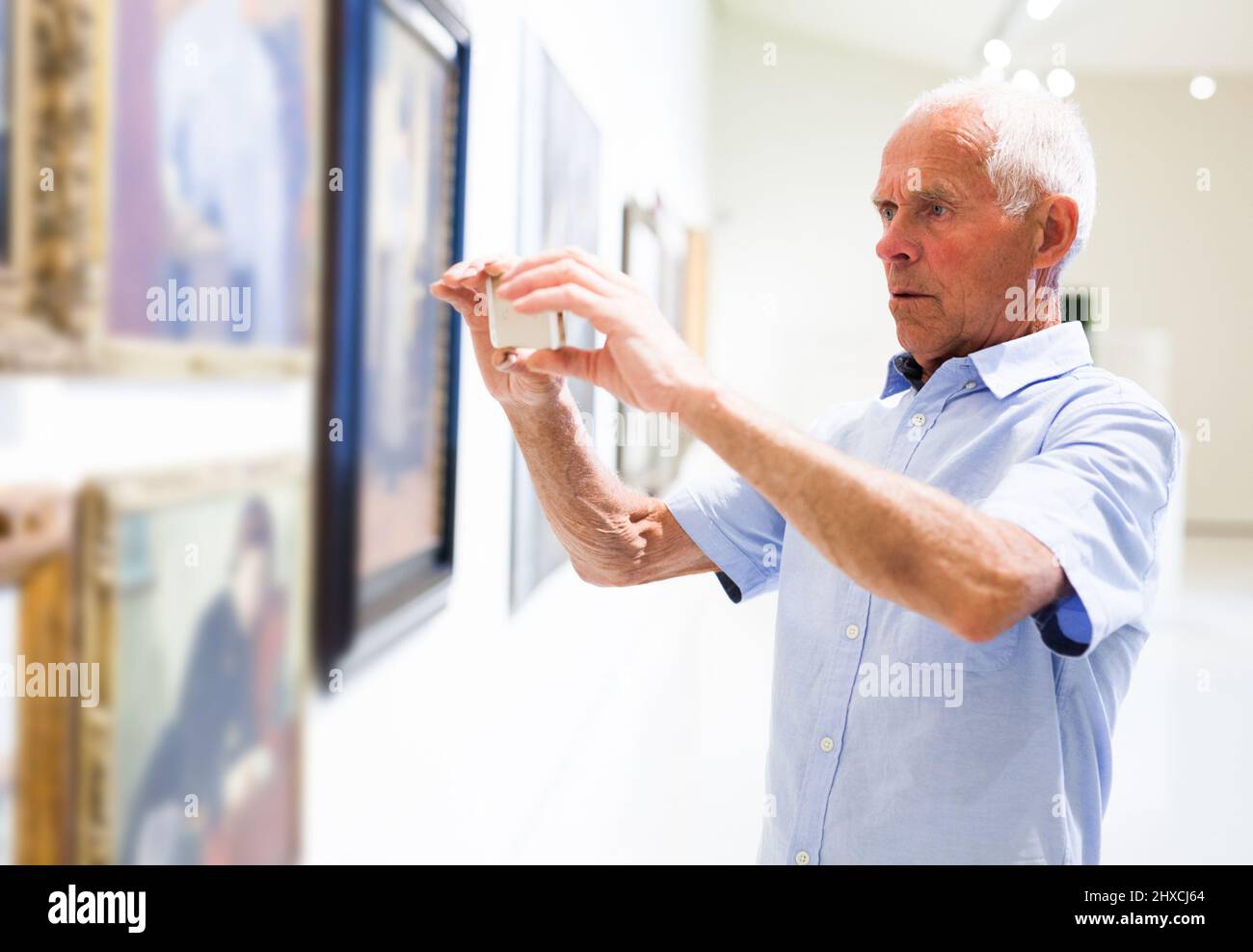 Man photographing painting hi-res stock photography and images - Alamy