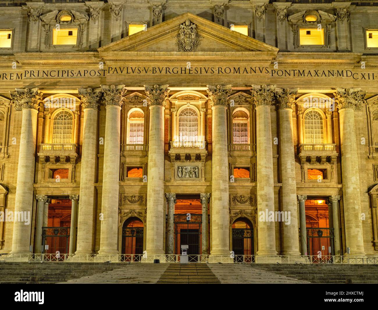 St. Peter's Square with view of St. Peter's Basilica Stock Photo Alamy