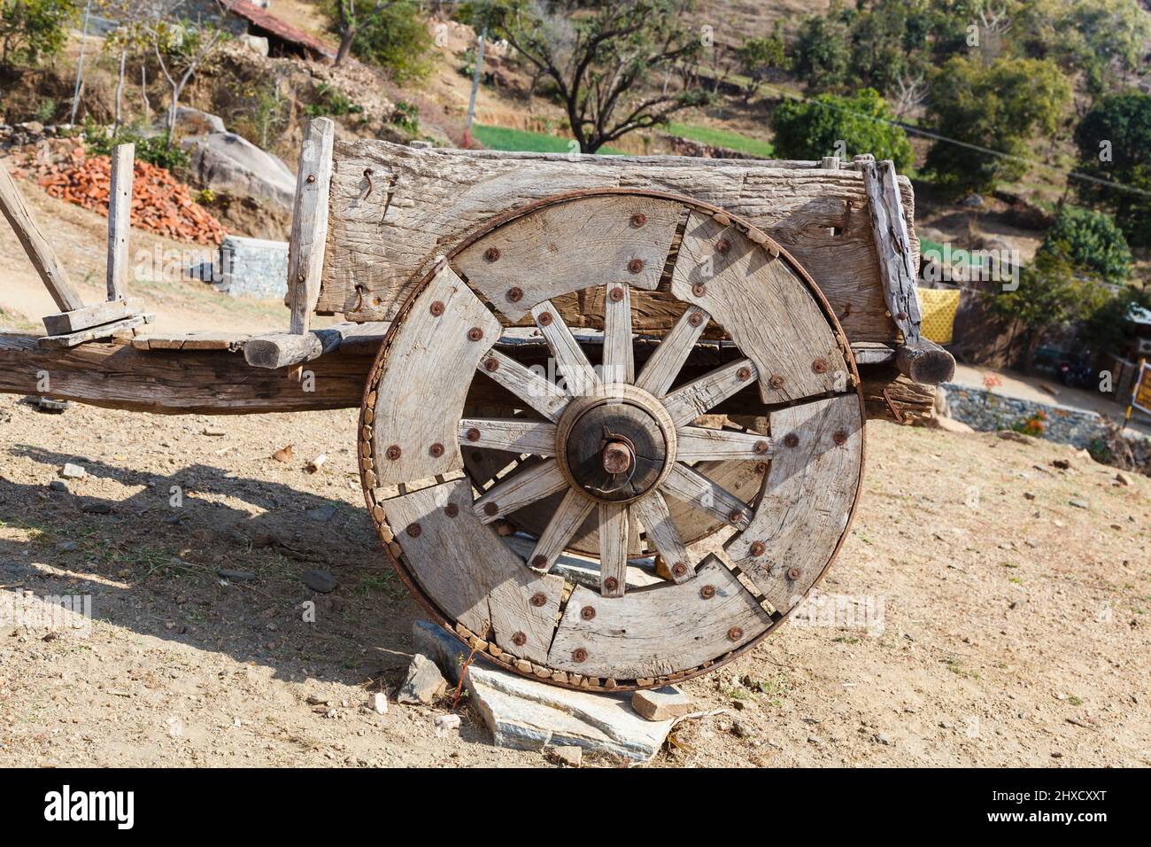 Traditional ox cart with wooden wheels in a farm near Kumbhalgarh Fort, Aravalli Hills, Rajsamand district near Udaipur, Rajasthan, western India Stock Photo