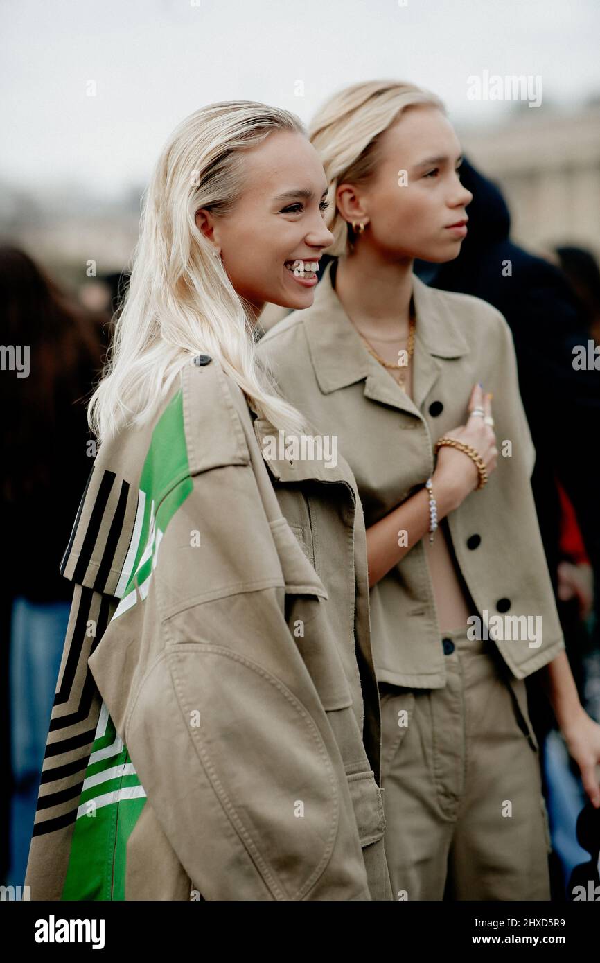 Street style, Lisa and Lena Mantler arriving at Dior Fall-Winter 2022-2023  show, held at Jardin des Tuileries, Paris, France, on March 1st, 2022.  Photo by Marie-Paola Bertrand-Hillion/ABACAPRESS.COM Stock Photo - Alamy