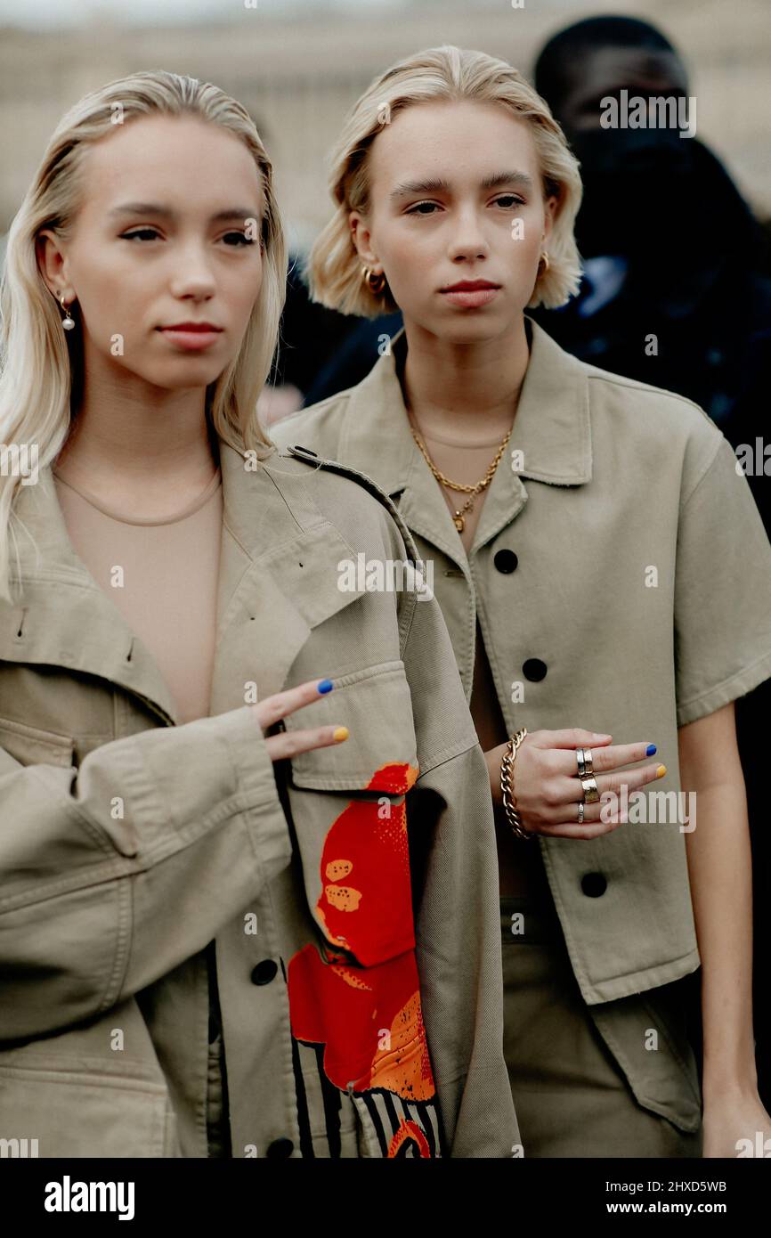 Street style, Lisa and Lena Mantler arriving at Dior Fall-Winter 2022-2023  show, held at Jardin des Tuileries, Paris, France, on March 1st, 2022.  Photo by Marie-Paola Bertrand-Hillion/ABACAPRESS.COM Stock Photo - Alamy