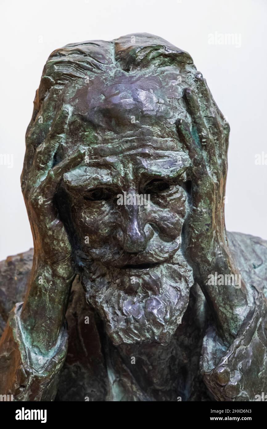 England, Dorset, Bournemouth, Russell-Cotes Museum, Bronze Sculpture of George Bernard Shaw by Kathleen Scott dated 1928 Stock Photo