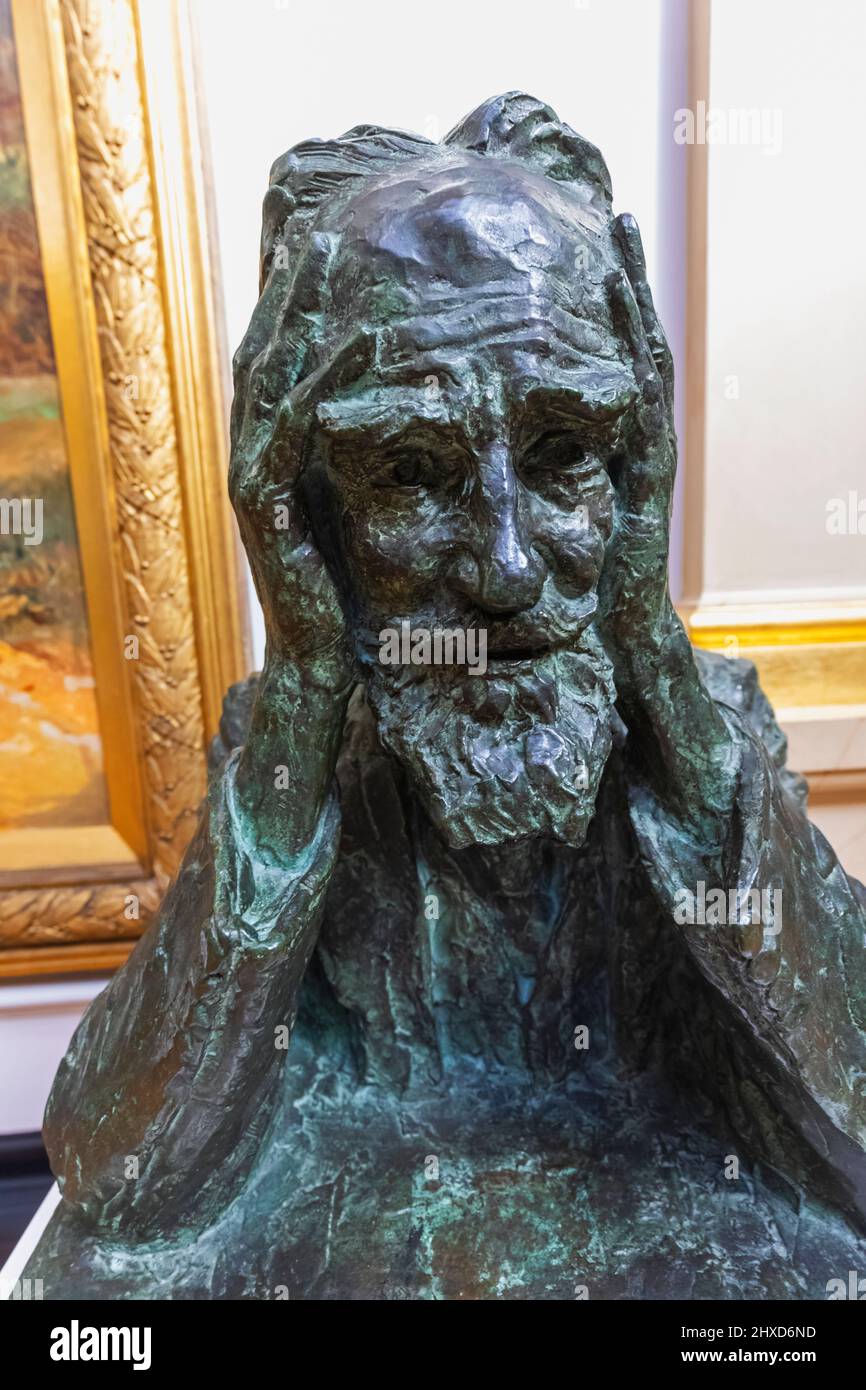 England, Dorset, Bournemouth, Russell-Cotes Museum, Bronze Sculpture of George Bernard Shaw by Kathleen Scott dated 1928 Stock Photo