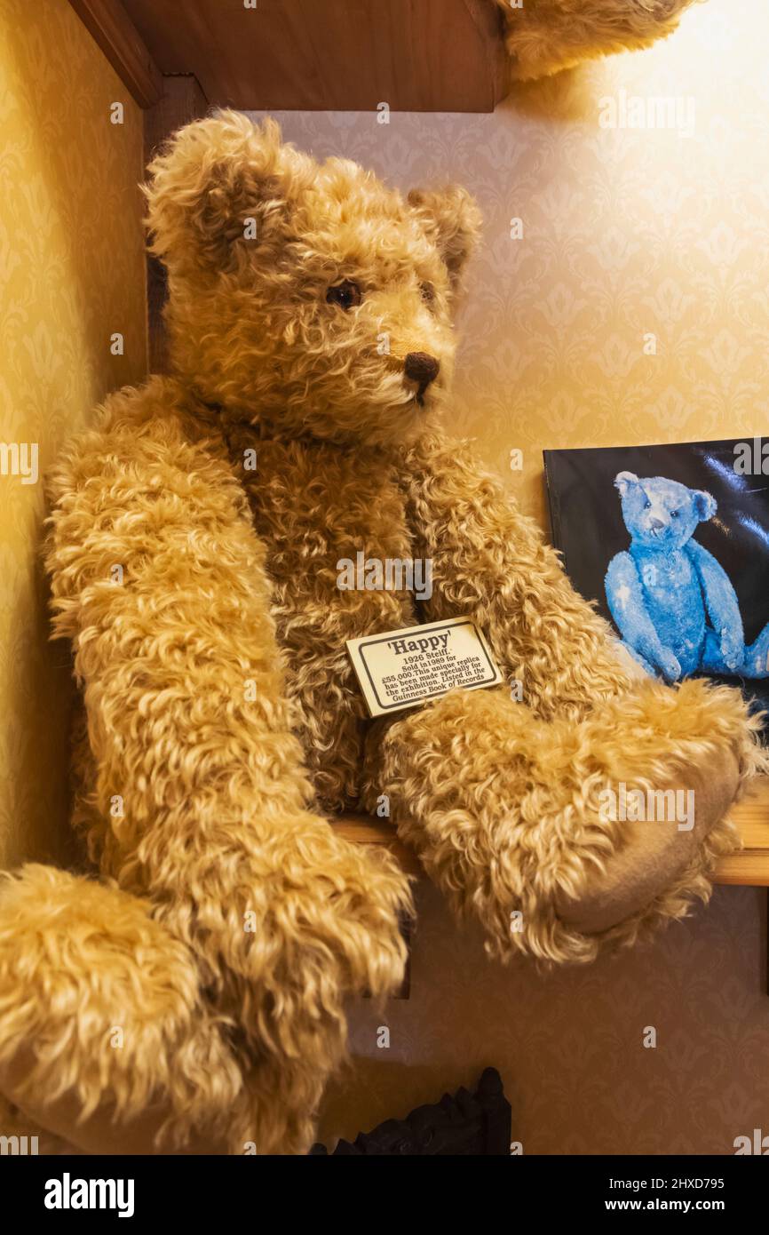 England, Dorset, Dorchester, The Teddy Bear Museum, Exhibit of a Replica  1926 Steiff Teddy Bear Called "Happy" that sold in 1989 for –£55, 000 Stock  Photo - Alamy