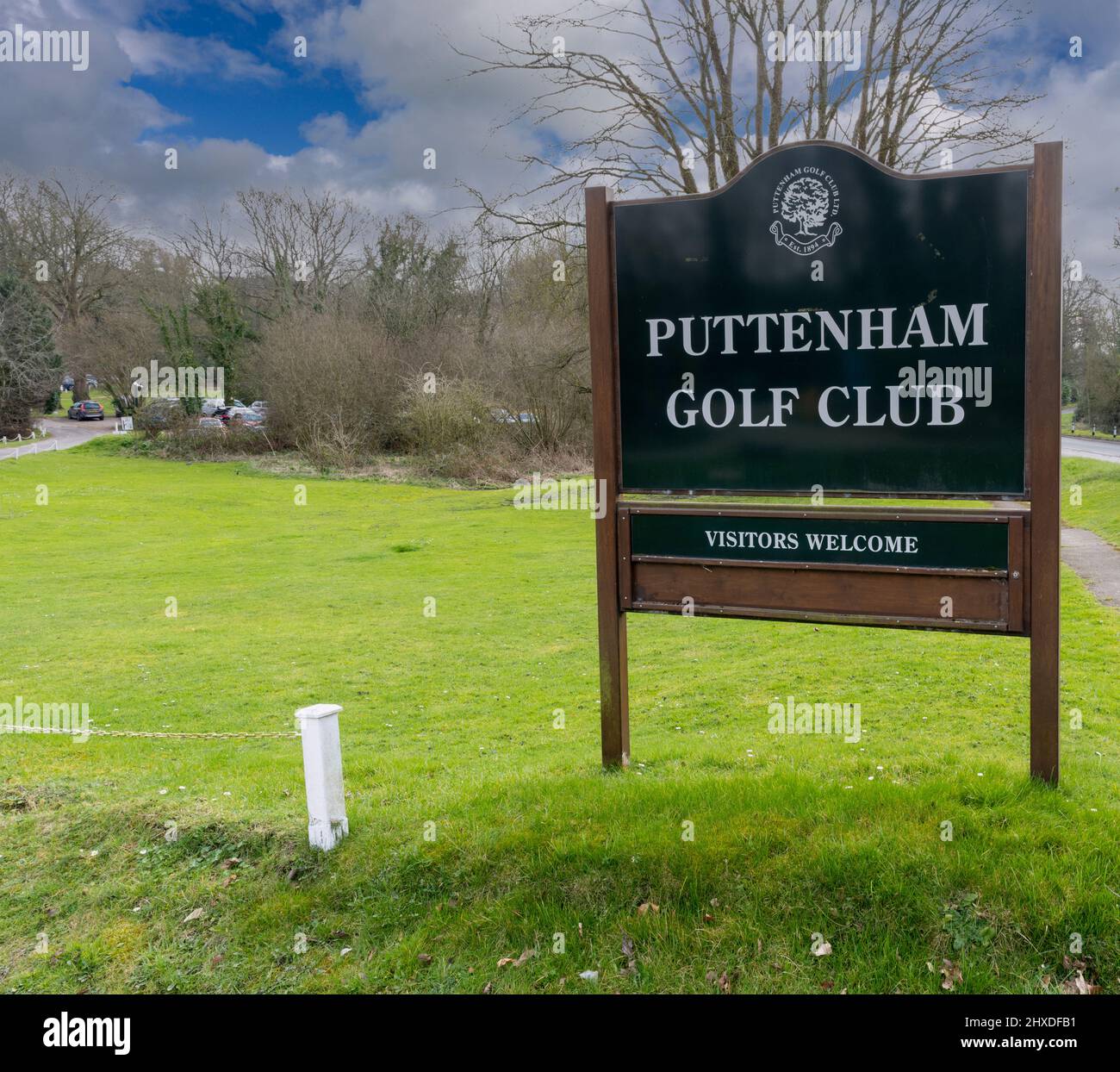 Welcome sign at the entrance to Puttenham Golf Club, Heath Road, Puttenham, Guildford, Surrey, England, UK Stock Photo