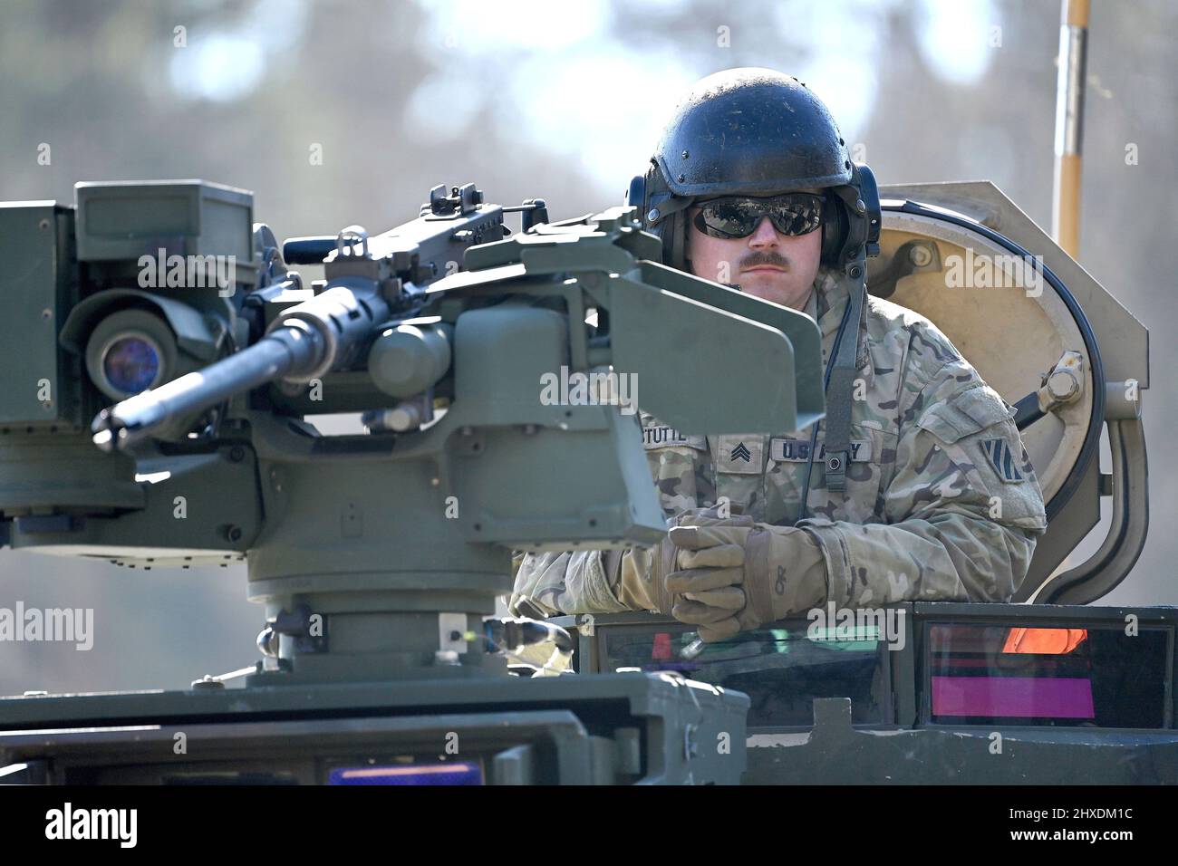 Grafenwoehr, Germany. 11th Mar 2022. Soldier, gunner, tank gunner of a ...