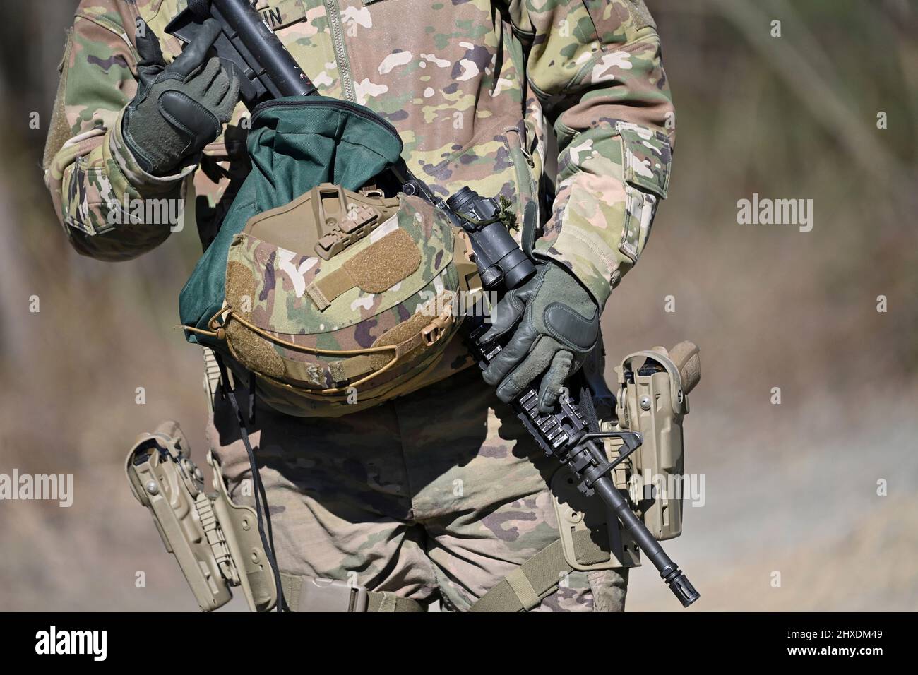 Grafenwoehr, Germany. 11th Mar 2022. Close Up US Soldier with Assault Rifle and Helmet. Prime Minister Dr. Markus Soeder visits the US military training area Grafenwoehr, headquarters of the 7th Army Training Command on March 11th, 2022. Credit: dpa picture alliance/Alamy Live News Stock Photo