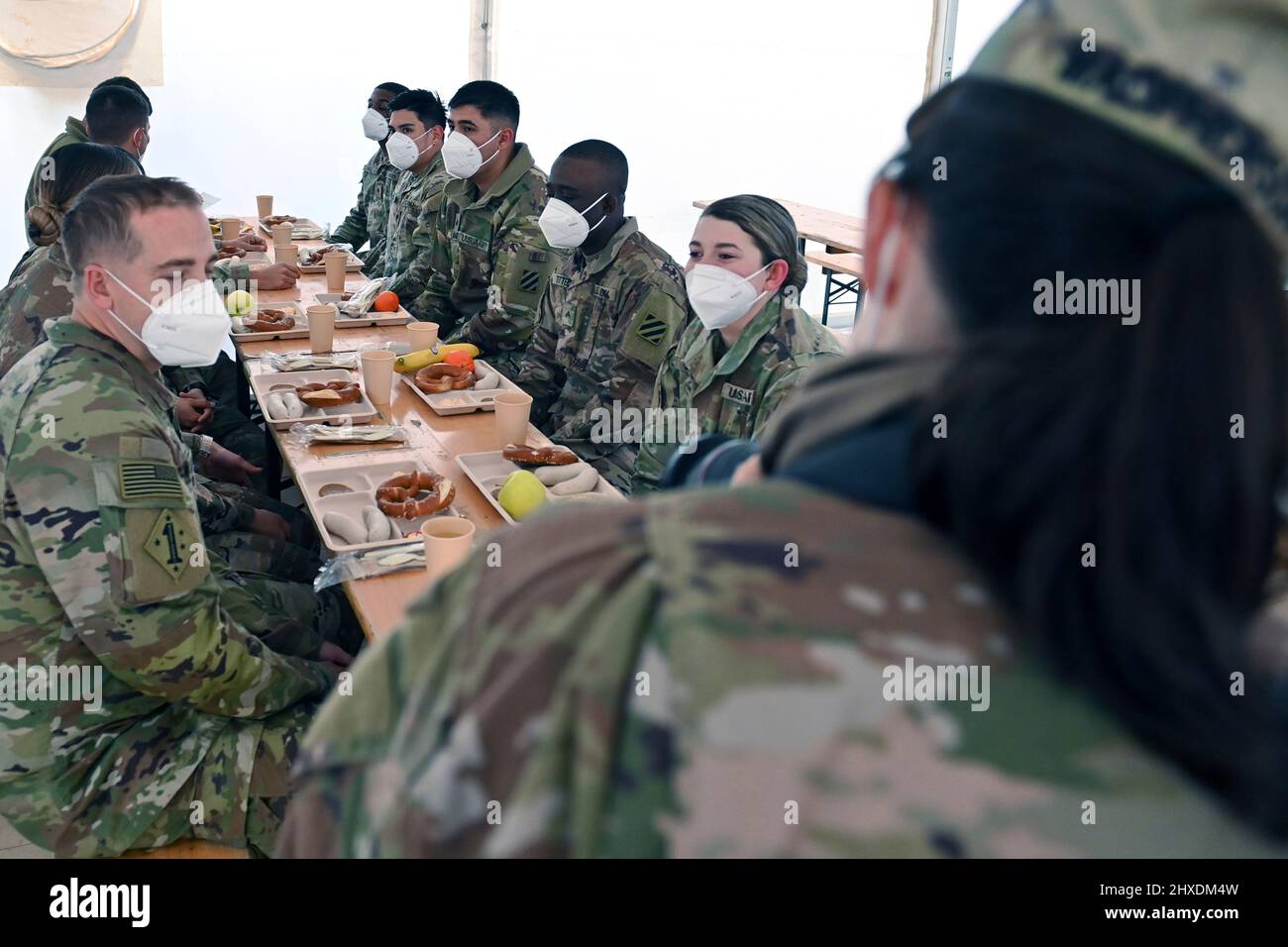 Grafenwoehr, Germany. 11th Mar 2022. Soldiers and soldiers having a white sausage breakfast. Prime Minister Dr. Markus Soeder visits the US military training area Grafenwoehr, headquarters of the 7th Army Training Command on March 11th, 2022. Credit: dpa picture alliance/Alamy Live News Stock Photo