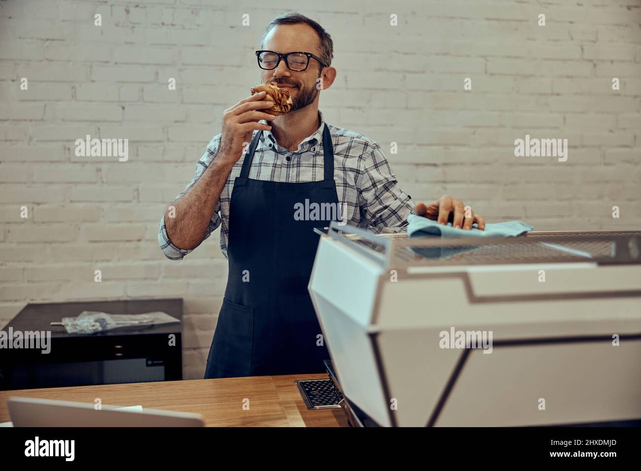 Smelling Delicious Person smelling cake hi-res stock photography and images - Alamy