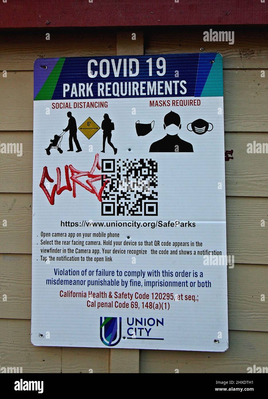 Covid 19 park requirements sign in Cann Park, Union City, California Stock Photo