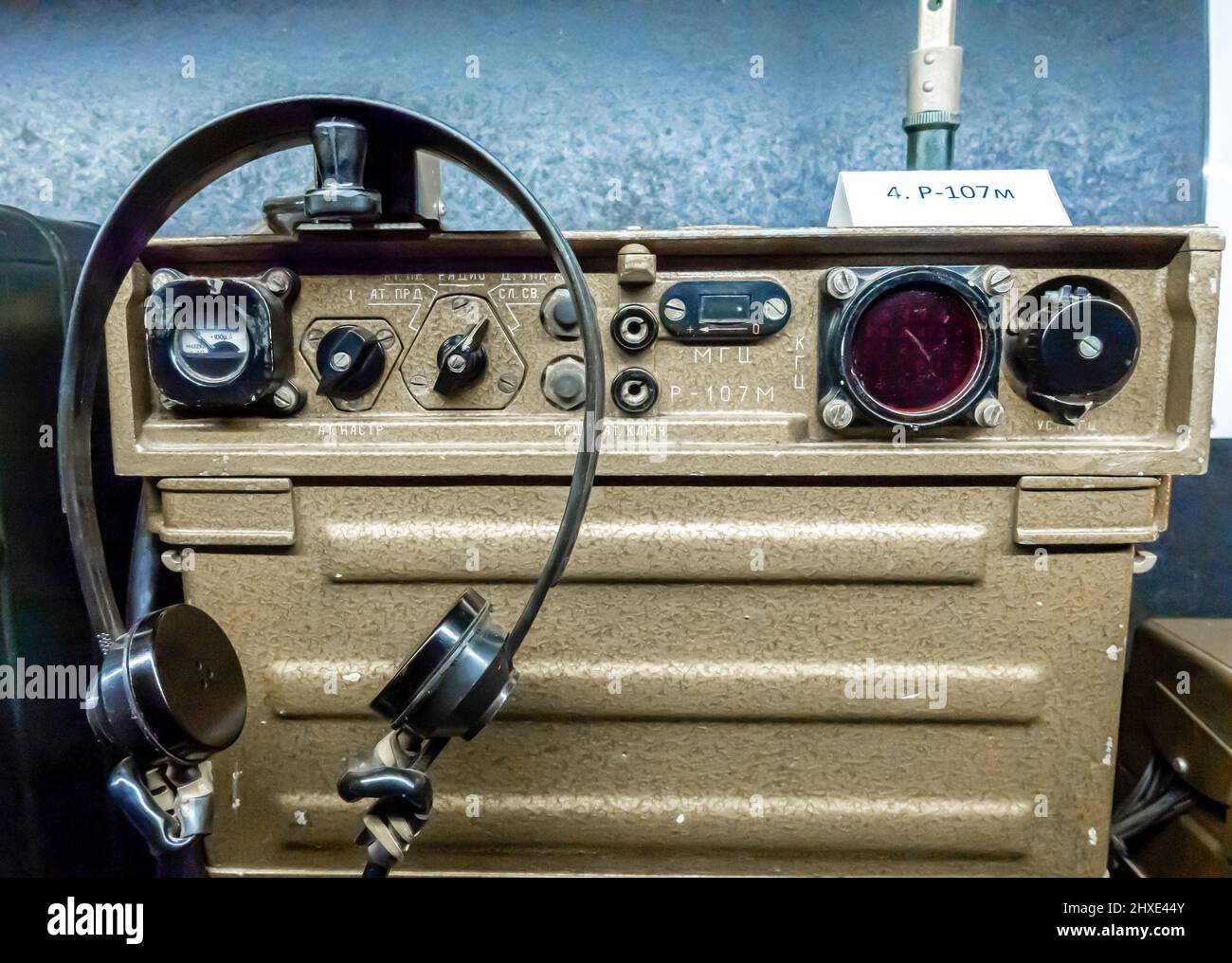 R-107 M is a Soviet radio used by civil defence and special forces.  Frequency range: 20 to 52 MHz, FM and CW. Bunker 703 museum, Moscow, Russia  Stock Photo - Alamy