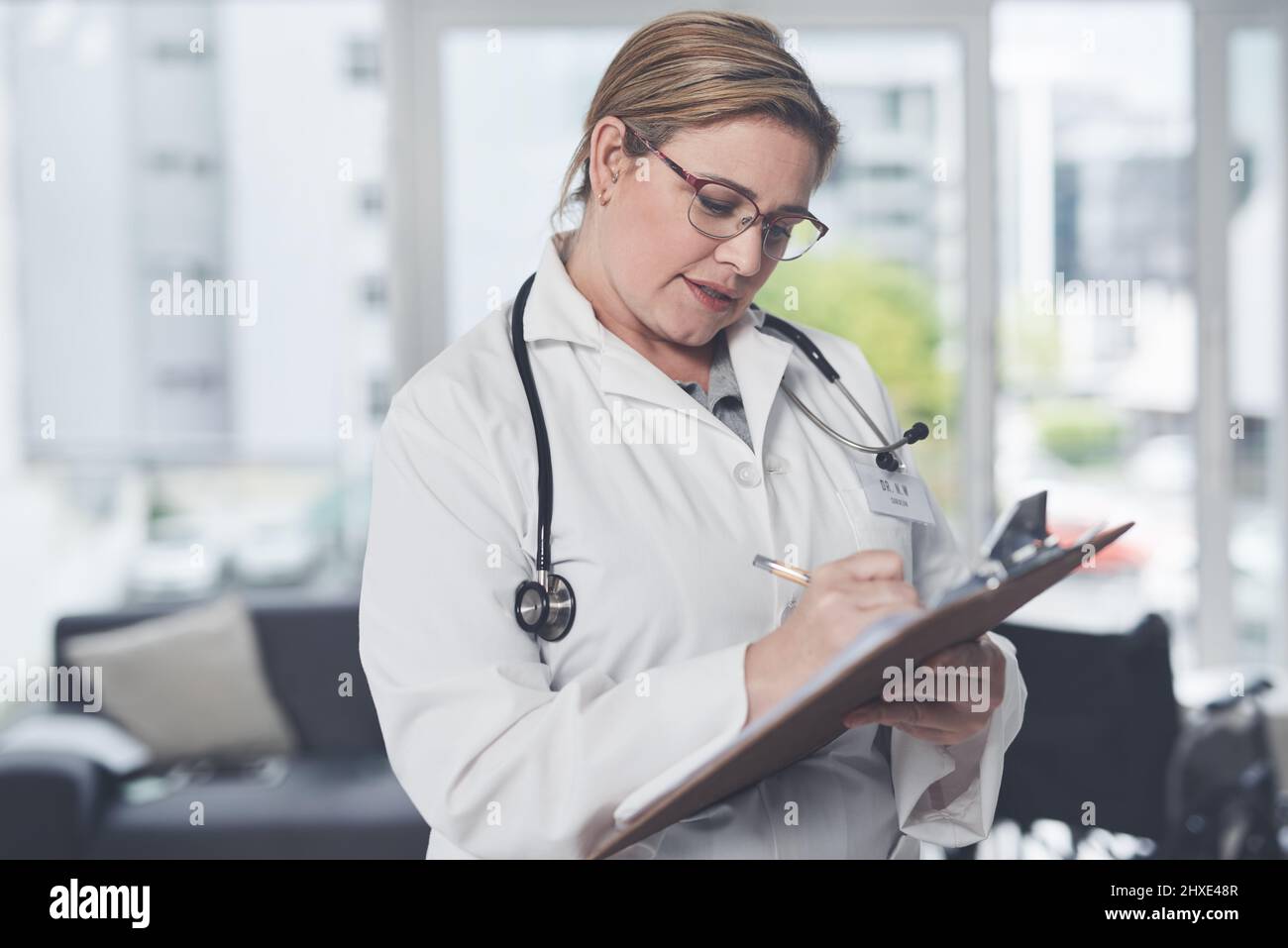 Doctor writing on schedule hi-res stock photography and images - Alamy