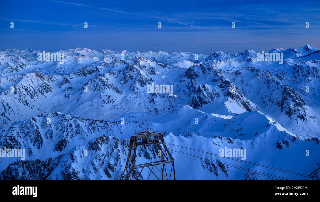 Winter sunset from the Pic du Midi de Bigorre observatory (Pyrenees, France) ESP: Atardecer de invierno desde el observatorio del Pic du Midi Pirineos Stock Photo