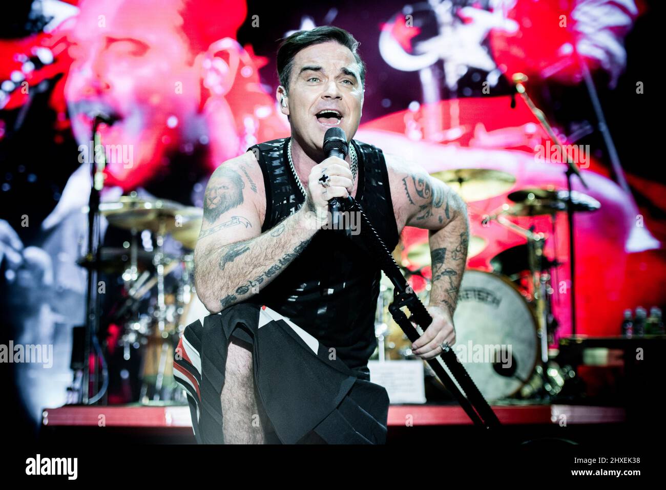 2017 robbie williams on stage hi-res stock photography and images - Alamy