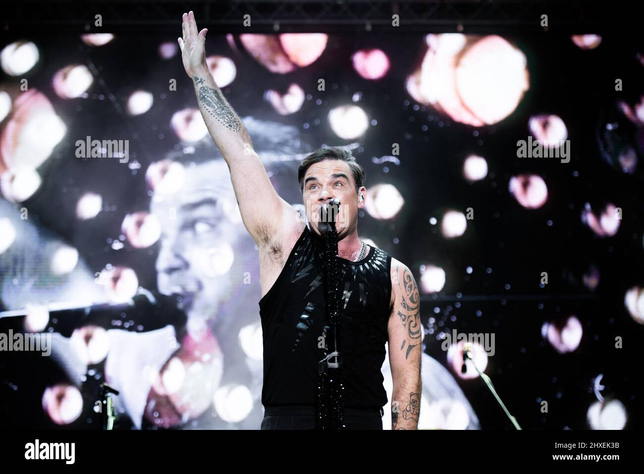 2017 robbie williams on stage hi-res stock photography and images - Alamy