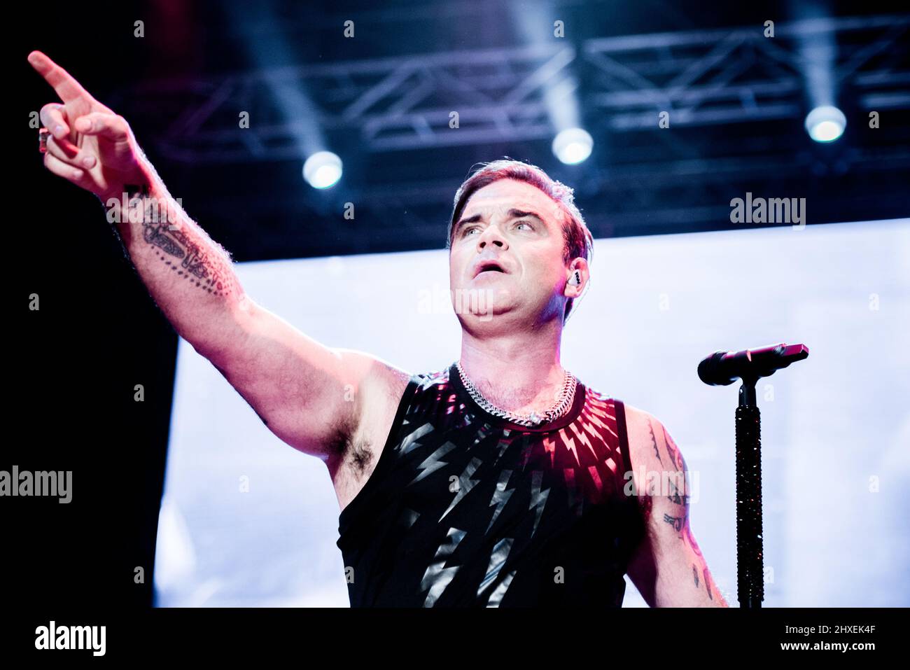 2017 robbie williams on stage hi-res stock photography and images - Alamy