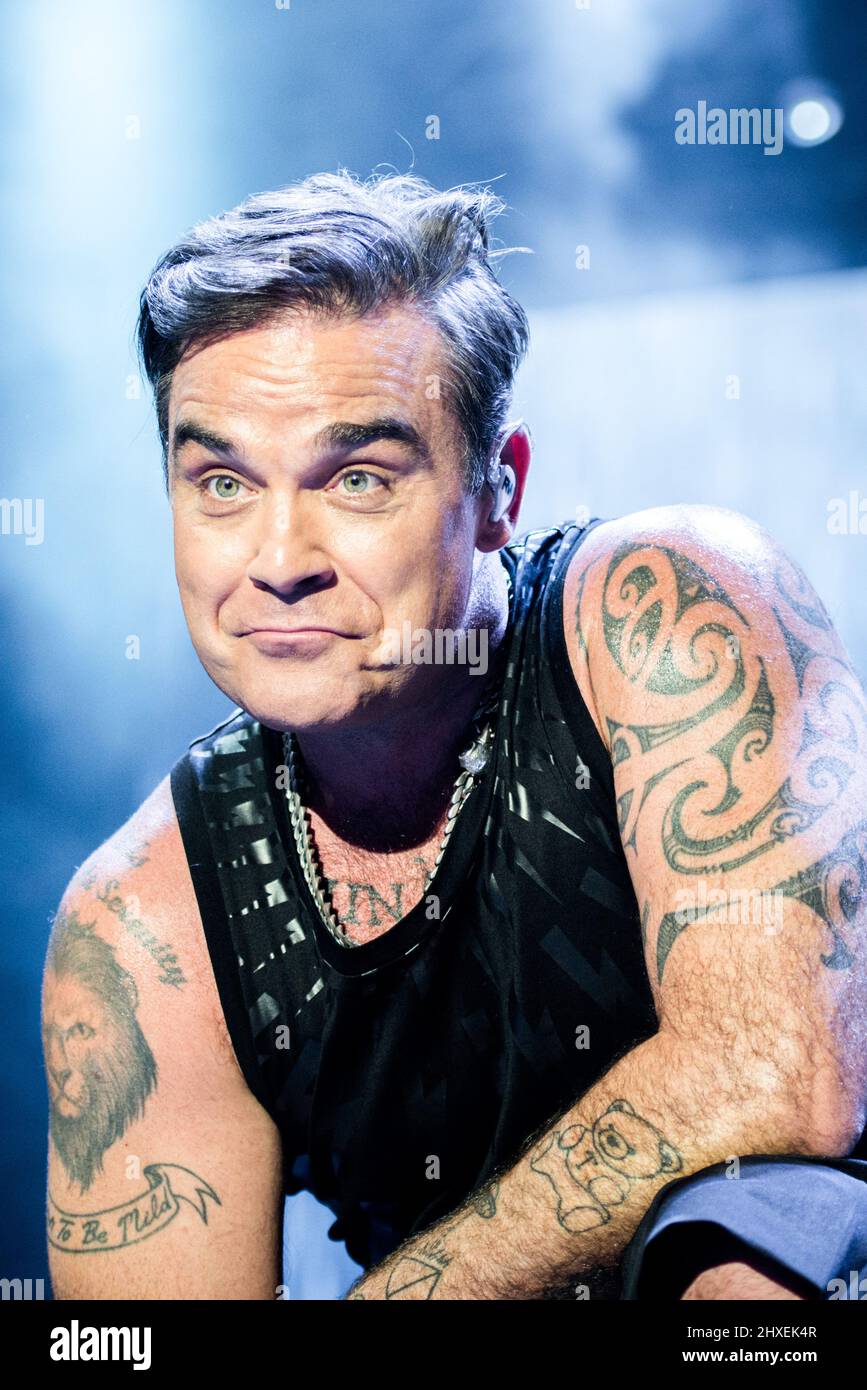 2017 robbie williams on stage hi-res stock photography and images - Alamy