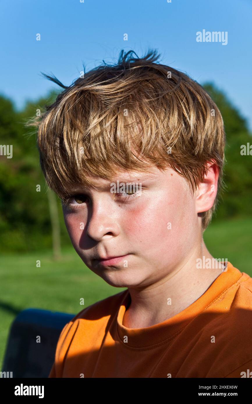 Kind schaut selbstbewußt und mit festem Blick, beim Sport Stock Photo