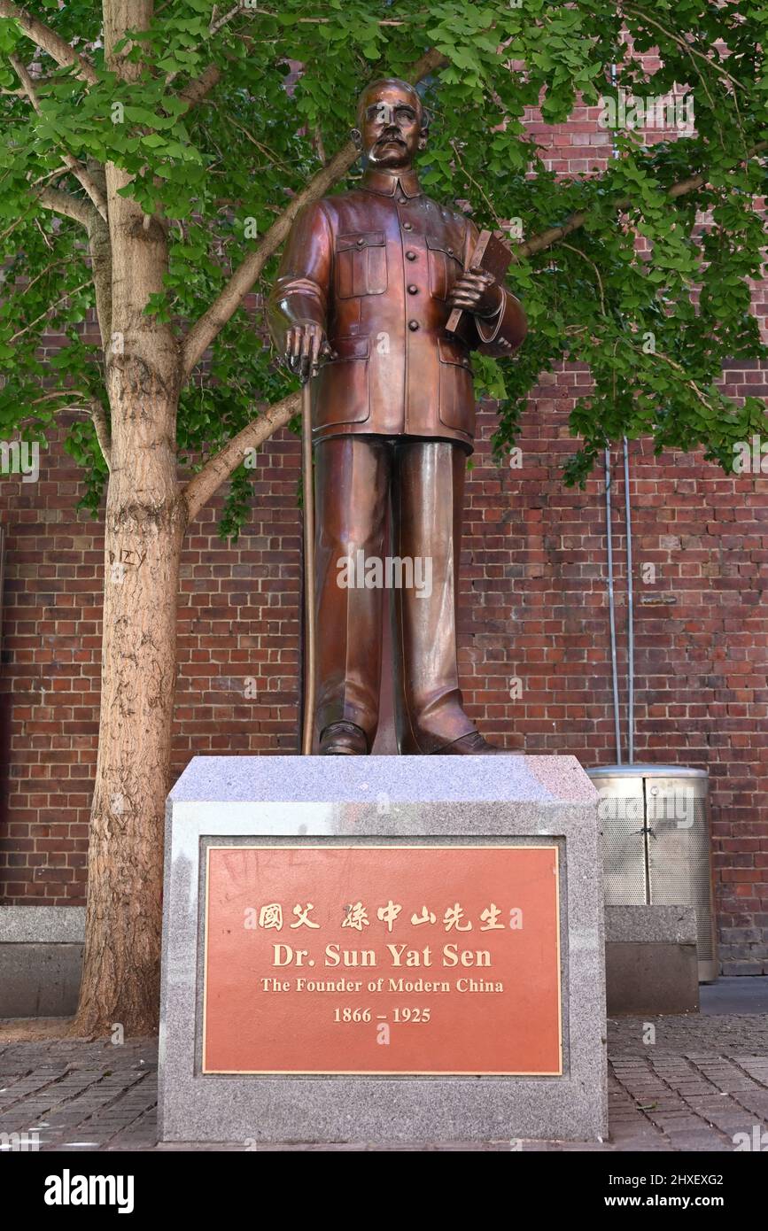 Bronze statue of Dr Sun Yat Sen at the Cohen Pl square in Chinatown, near the entrance to the Chinese Museum Stock Photo