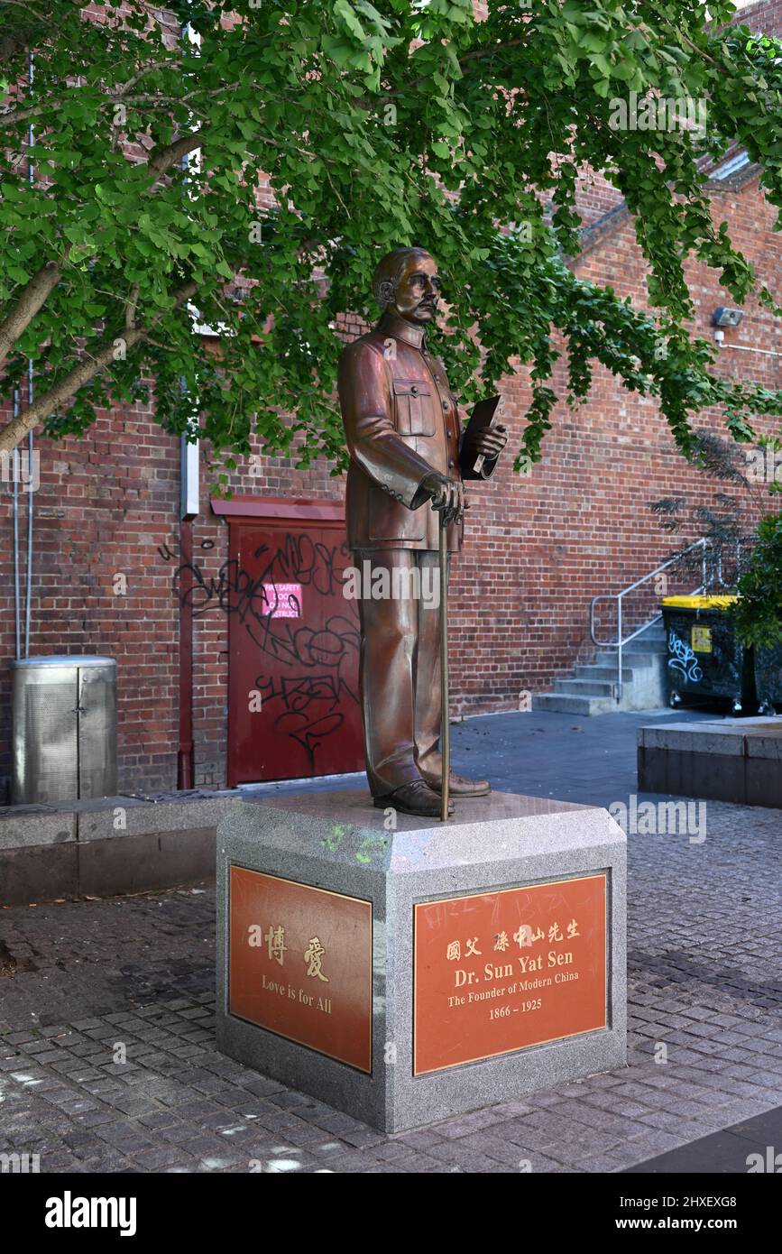 Bronze statue of Dr Sun Yat Sen at the Cohen Pl square in Chinatown, featuring an inscription stating 'love is for all' Stock Photo