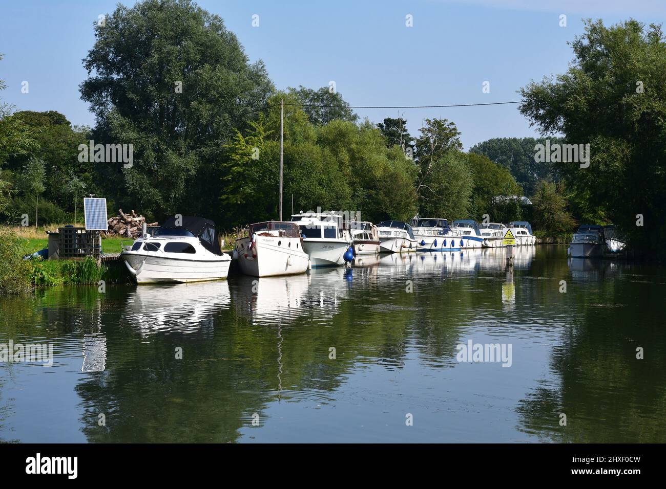 River Thames Walk, Lechlade, Gloucestershire, Cotswolds, England, UK ...