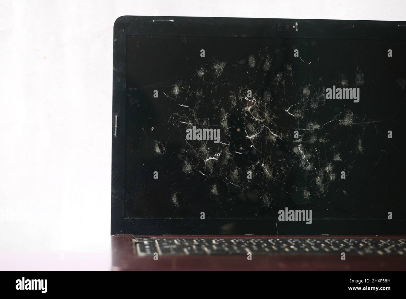 broken laptop screen on table close up Stock Photo - Alamy