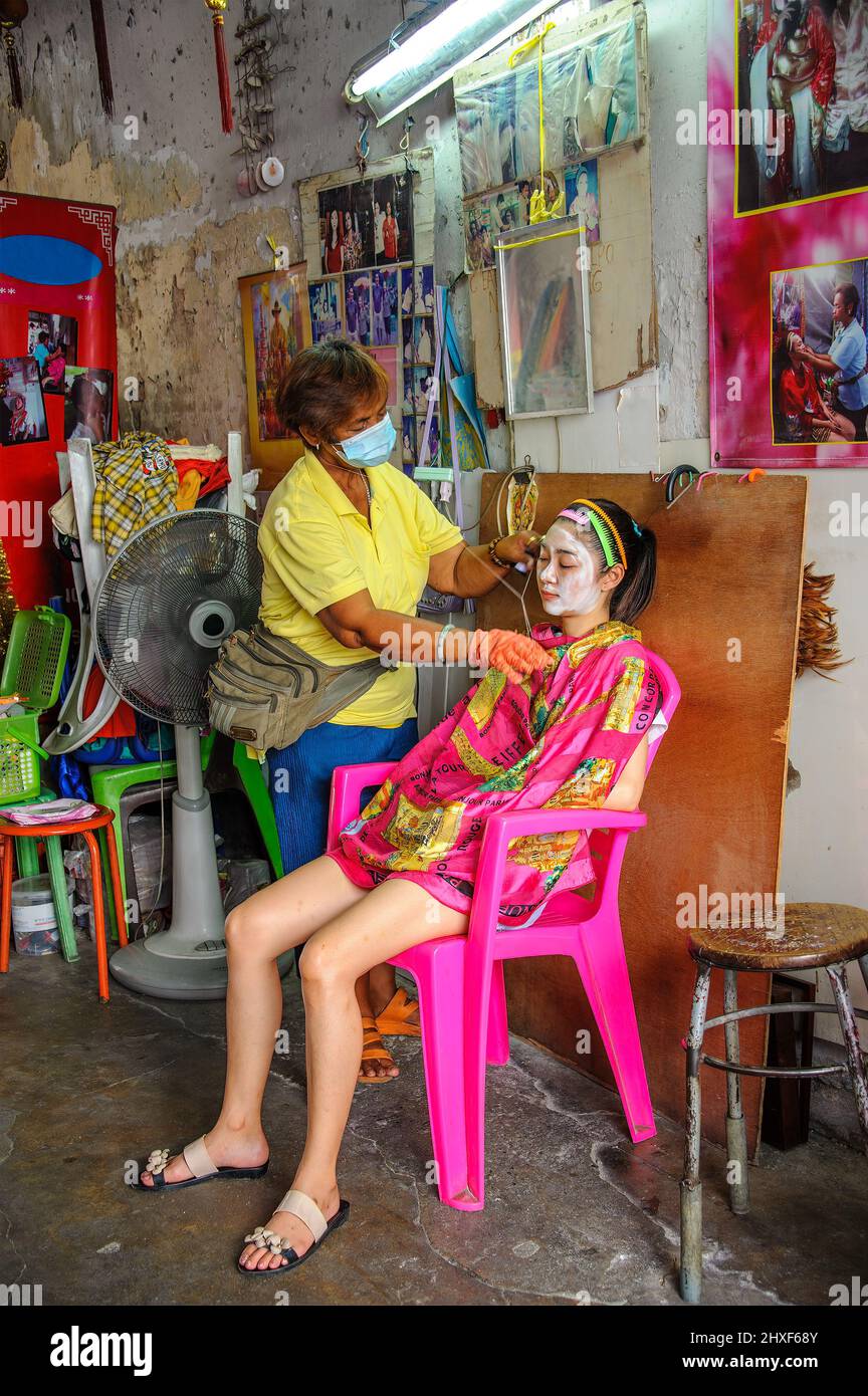 Chinatown, Bangkok – Nov, 14, 2020: Ancient Chinese method of removing facial hair using two threads to squeeze and pull. Stock Photo