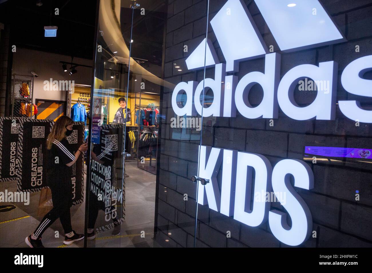 Adidas kids hi-res stock photography and images - Alamy