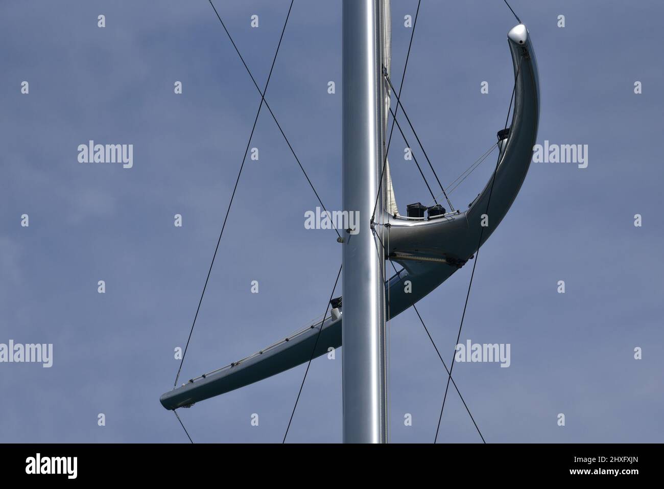 Closeup detailed view of a Maltese Falcon Dyna-Rig sleek and attractive ...