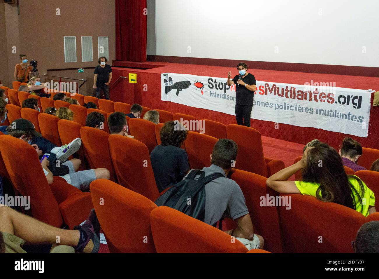 Screening of the documentary 'A country that keeps itself wise' followed by a debate with director David Dufresne at the Diagonal cinema. Debate filmed by La Mule du Pape and recorded by Radio Gi.ne. Montpellier, Occitanie, France Stock Photo