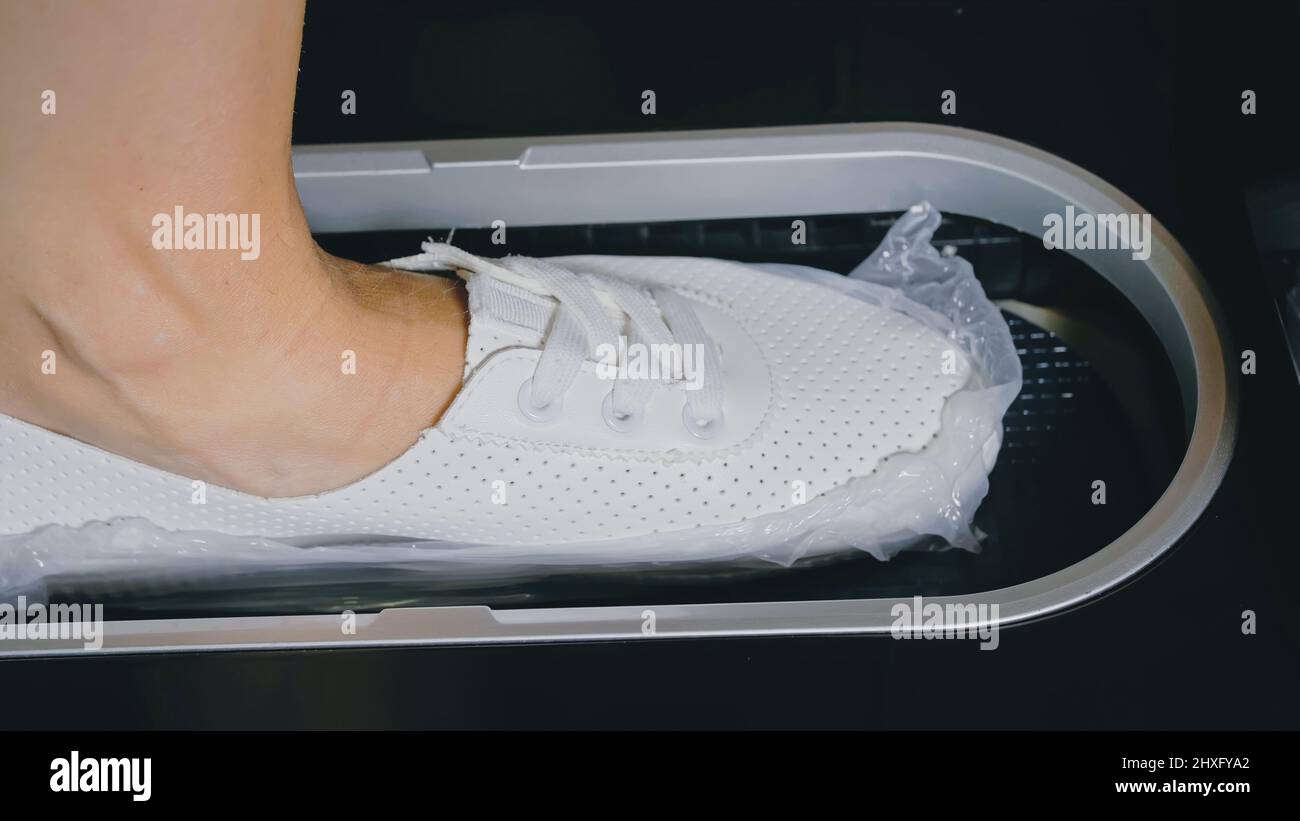 Automatic Thermal Shrinkable Shoe Cover Laminating Machine. Close up